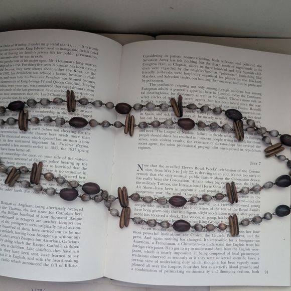 Elegant Multi-Color Beaded Necklace - Picture 9 of 10